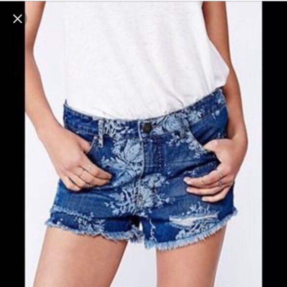 Free People Floral Jean Shorts Distressed Sz 25 - Picture 8 of 8